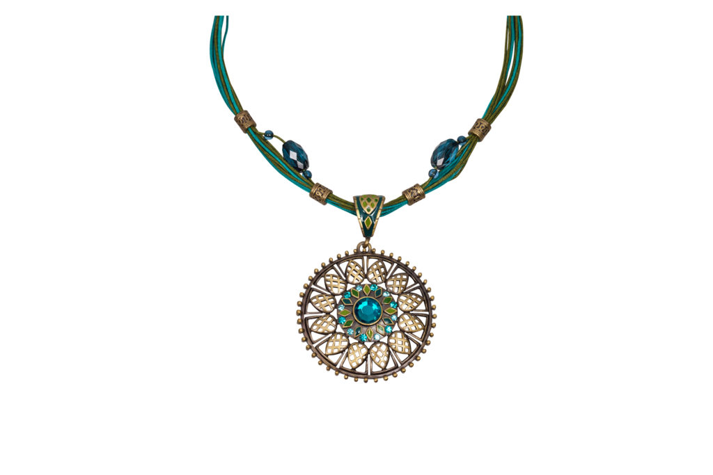 Round pendant with leaf structures